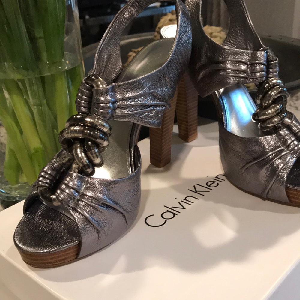 Calvin Klein Metallic Heel. Size 8 - Picture 6 of 8